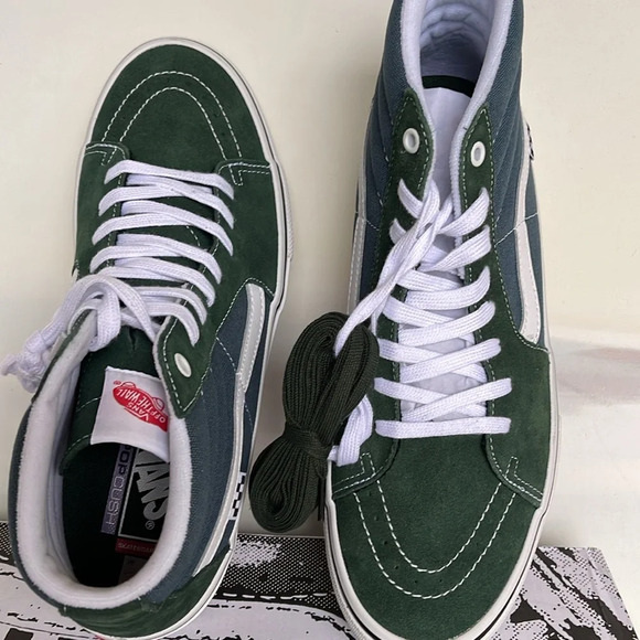Vans WMNS Skate Sk8-Hi
Mountain View
VN0A5FCCBD6
Sneakers - Picture 12 of 16